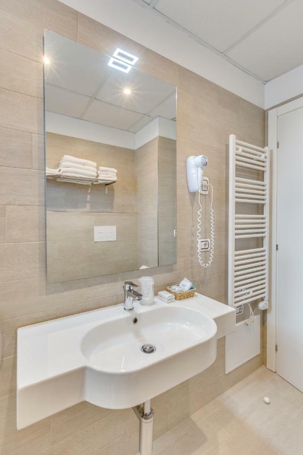 Apartaments Suites Ambassador กาออร์เล ภายนอก รูปภาพ